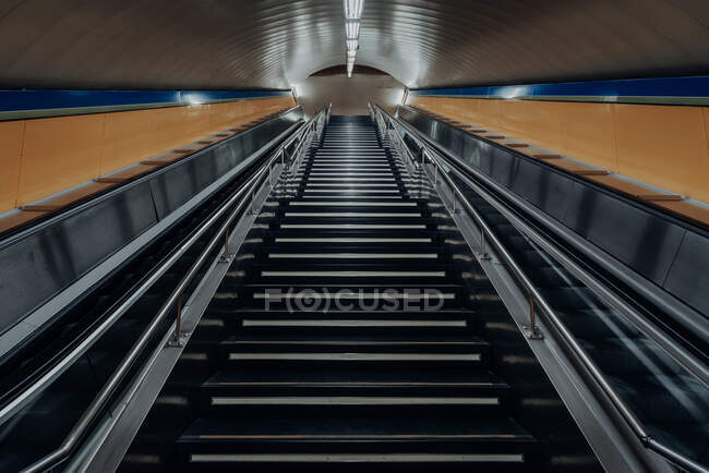 Escada rolante na estação de metrô — Fotografia de Stock