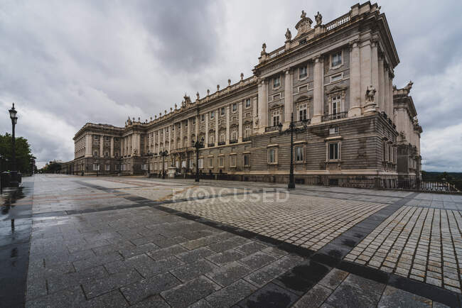 Königspalast in Madrid leer, ohne Menschen wegen des Covid19. — Stockfoto