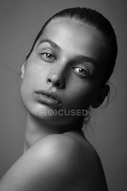 Close-up preto e branco retrato de bela jovem mulher olhando para a câmera — Fotografia de Stock