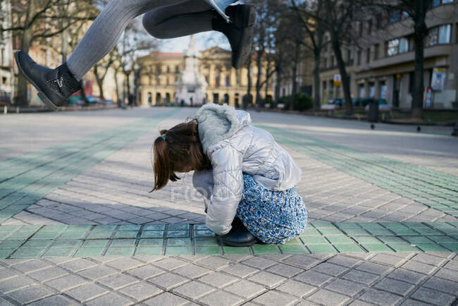 Garota excitada e menino brincando na rua — Fotografia de Stock