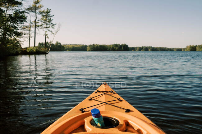 Desfrutando de um dia ensolarado de verão no lago em um caiaque. — Fotografia de Stock