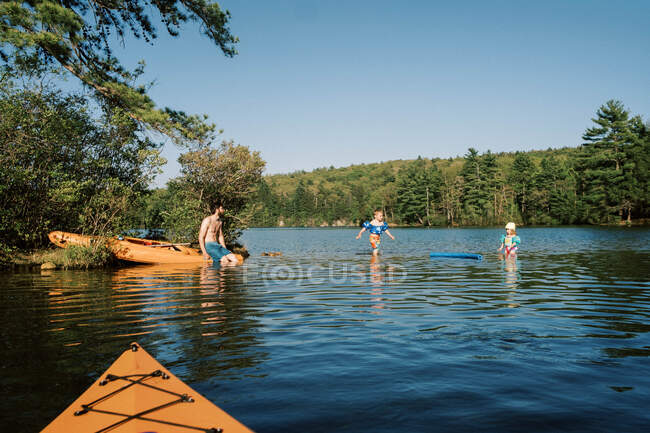Семья наслаждается солнечным летним днем на озере. — стоковое фото