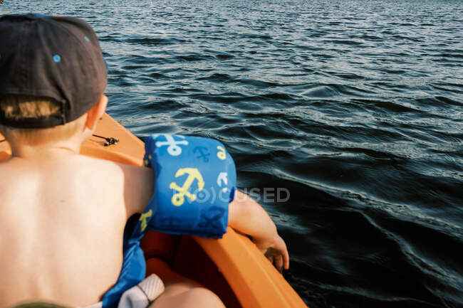 Una famiglia che si gode una soleggiata giornata estiva al lago in kayak — Foto stock