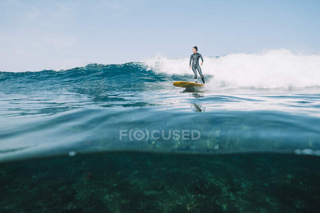 Surfeuse surfant sur une petite vague — Photo de stock
