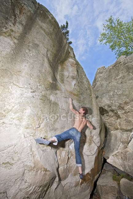 Homme en train de rocher dans la forêt de Fontainebleau près de Paris — Photo de stock