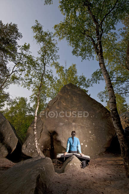 Mature woman preparing to boulder in the forest of Fontainebleau — Stock Photo