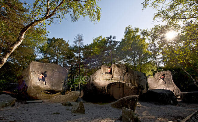 Bildmontage derselben Person beim Bouldern von 3 verschiedenen Felsen — Stockfoto
