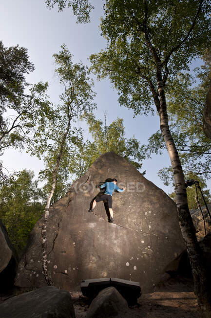 Mature woman bouldering in the forest of Fontainebleau close to Paris — Stock Photo