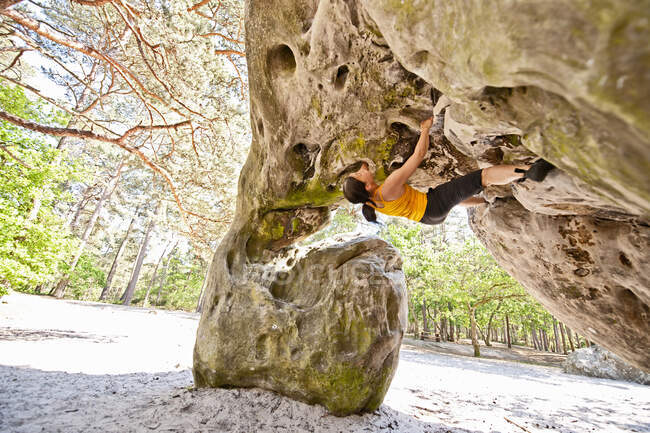 Reife Frau beim Bouldern im Wald von Fontainebleau bei Paris — Stockfoto