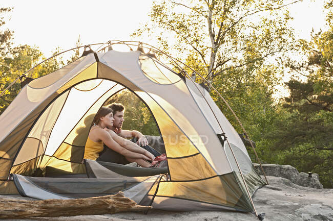 Giovane coppia campeggio nella foresta di Fontainebleau vicino a Parigi — Foto stock