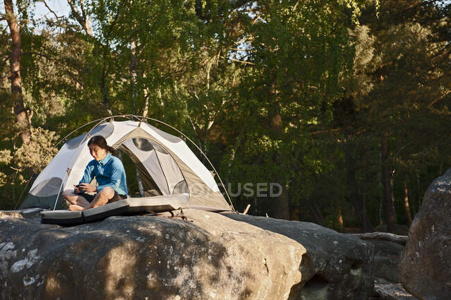 Femme mature campant dans la forêt de Fontainebleau près de Paris — Photo de stock