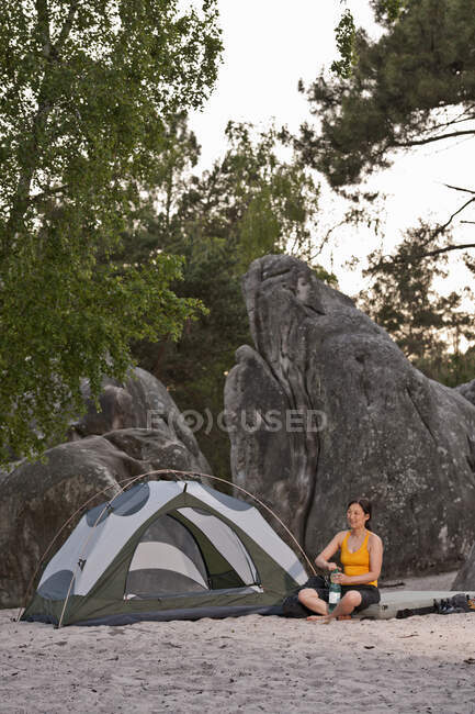 Mujer madura acampando en el bosque de Fontainebleau cerca de París - foto de stock