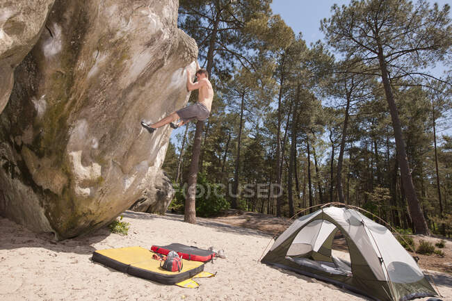 Young man bouldering in the forest of Fontainebleau close to Paris — Stock Photo