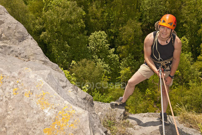 Man rappelling of cliff in south Wales — Stock Photo