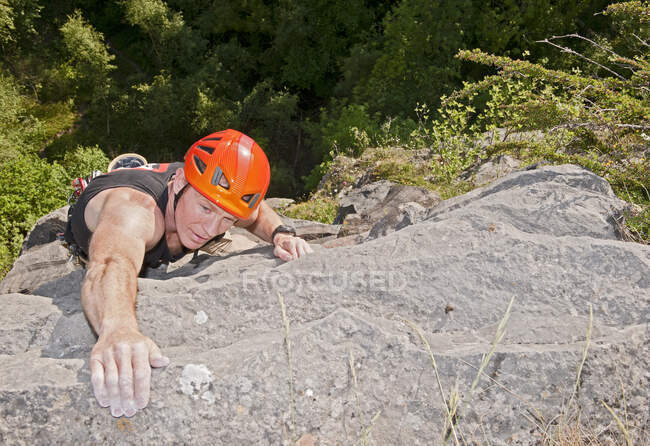 Человек, карабкающийся по известняковой скале в Южном Уэльсе — стоковое фото
