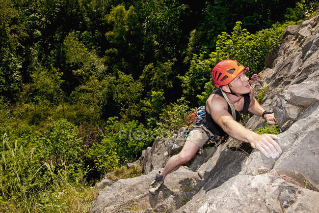 Mann erklimmt Kalksteinklippe in Südwales — Stockfoto