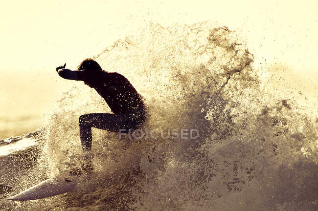 Monter la vague à l'heure dorée — Photo de stock