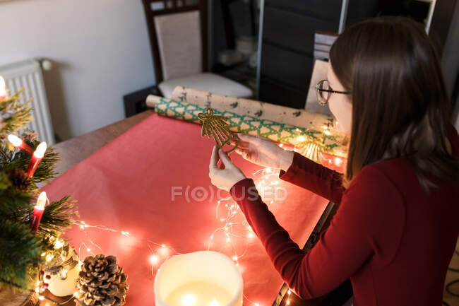 Millennial woman with Christmas decorations in a festive atmosphere — Stock Photo