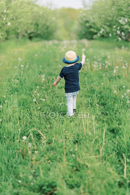Un niño pequeño no puede esperar para ir a explorar - foto de stock