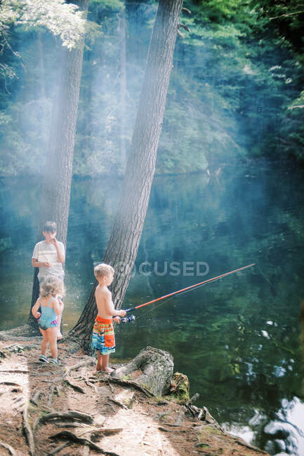 Three little friends fishing together at a lake in Connecticut — Stock Photo