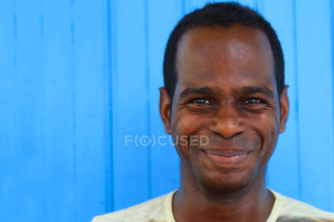 Усміхнений чоловік через вулиці Баямо Куба — стокове фото