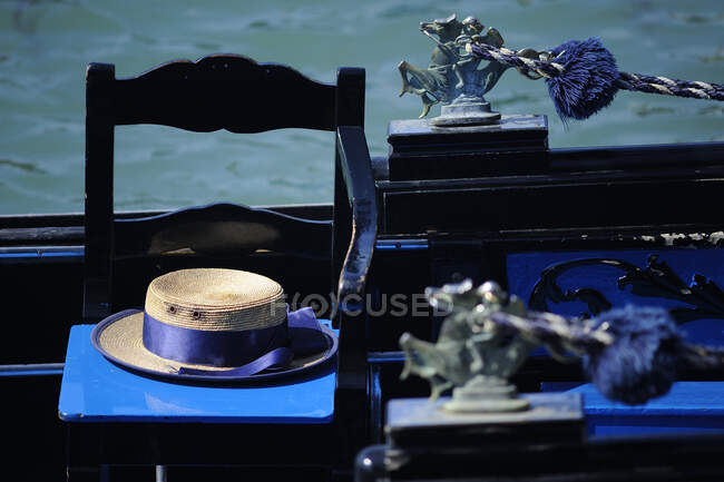 Chapéu de palha de Gondolier em uma gôndola de venezia — Fotografia de Stock