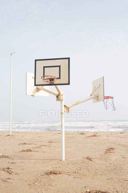 Quadra de basquete no meio da praia — Fotografia de Stock