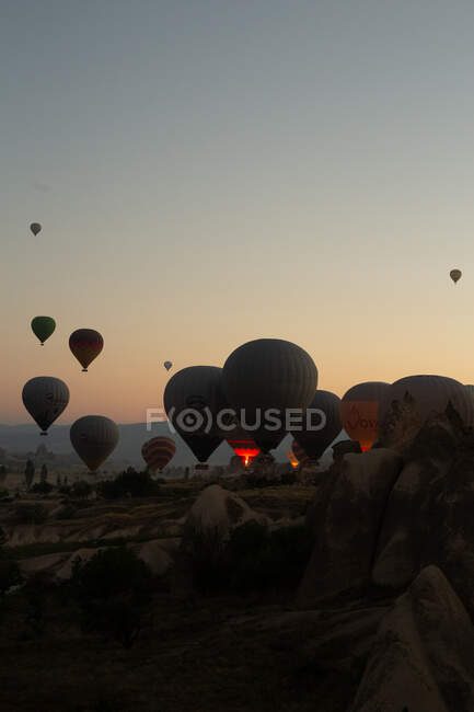 Groupe de montgolfières sur le point de décoller — Photo de stock