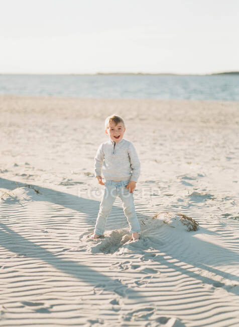 Игривый четырехлетний мальчик на пляже — стоковое фото