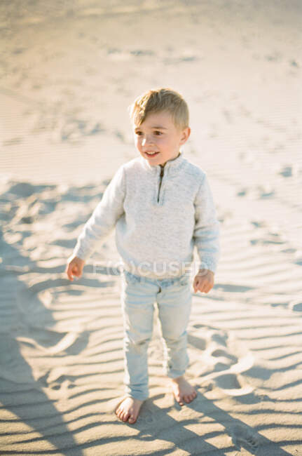 Un petit garçon jouant à la plage — Photo de stock