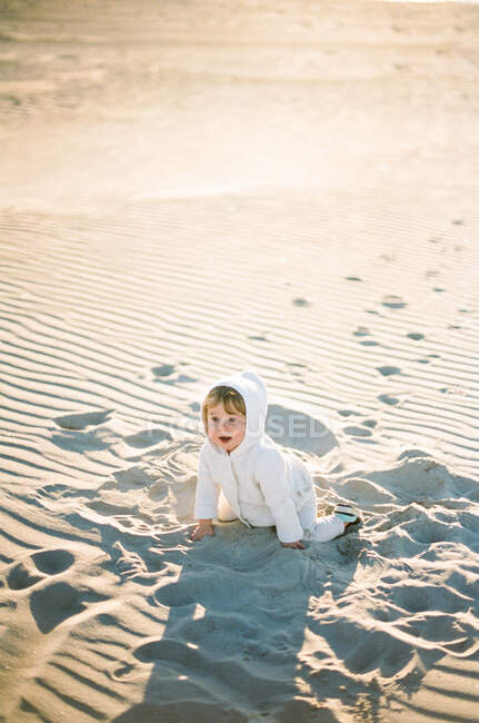 A little toddler girl playing at the beach — Stock Photo