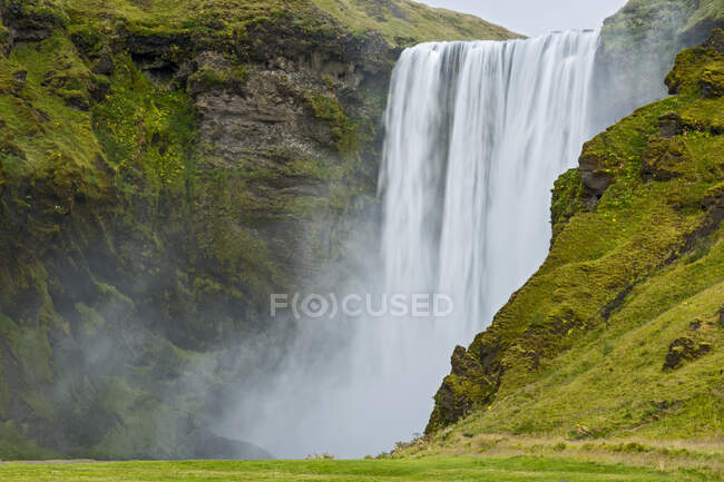 Bella cascata al giorno d'estate. Islanda, Europa. — Foto stock