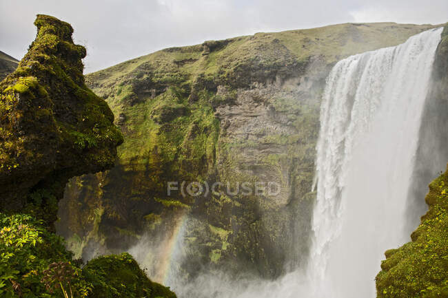 Wasserfall in den Bergen, Island — Stockfoto