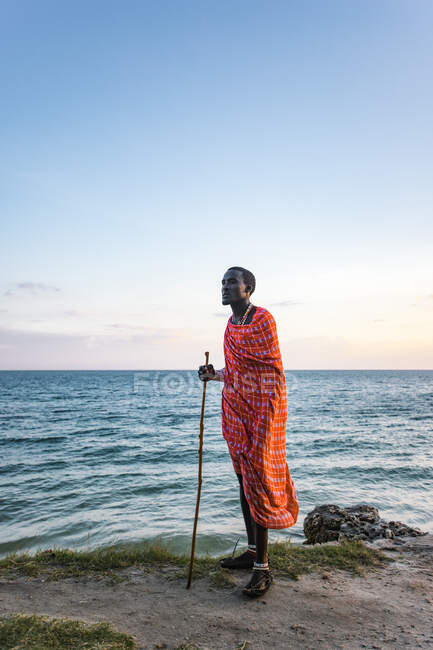 Massai-Mann am Strand, Sansibar, Mjini Magharibi Region, Tansania — Stockfoto