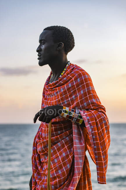 Maasai Man on the beach, Zanzibar, Mjini Magharibi Region, Танзания — стоковое фото