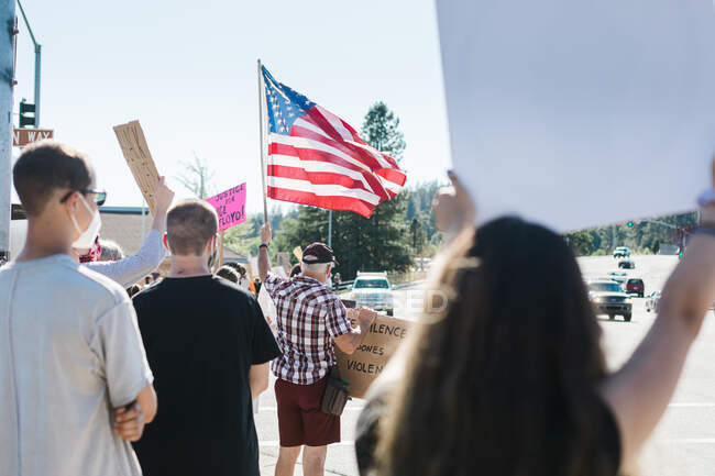 Manifestations pacifiques dans la vallée rurale de l'herbe, en Californie — Photo de stock