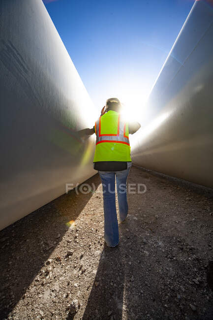 Persona camina entre cuchillas en parque eólico en Ft. Davis, Texas - foto de stock