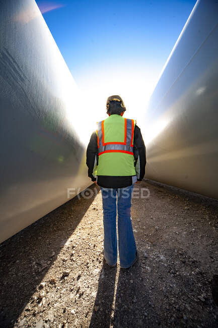 Людина йде між лопатями на вітровій електростанції в Девіс, Техас — стокове фото