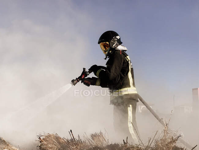 Пожарные распыляют воду для лесного пожара. — стоковое фото