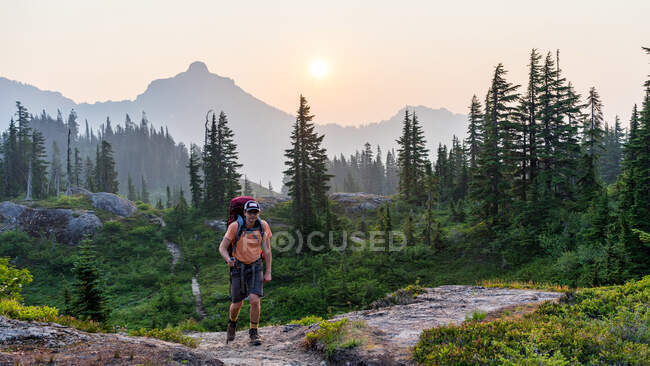 Escursionista mattutino sulla pista alpina in un viaggio di vacanza locale — Foto stock