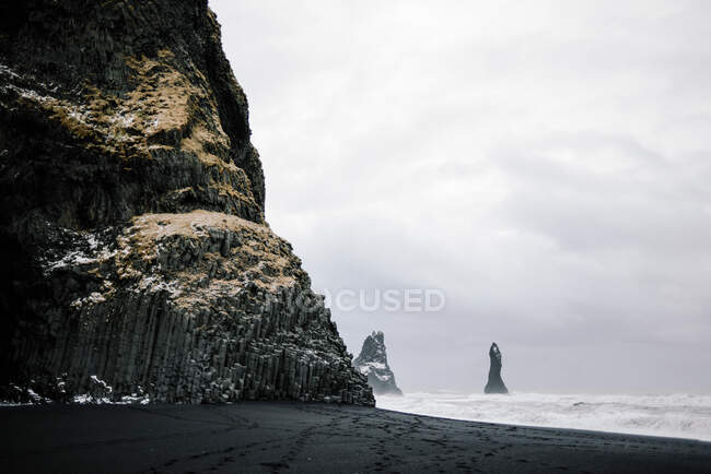 Praia de areia preta Reynisfjara Islândia — Fotografia de Stock