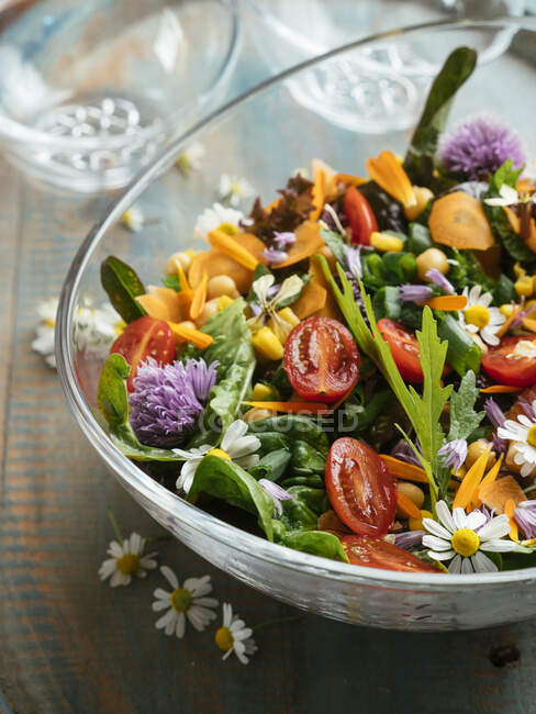 Salade d'été mixte aux fleurs comestibles. — Photo de stock