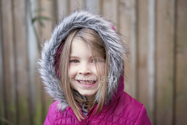 Giovane ragazza che indossa giacca rosa pelliccia con cappuccio — Foto stock