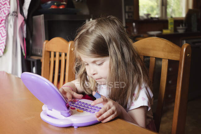 Молода дівчина грає на дошкільному планшеті — стокове фото