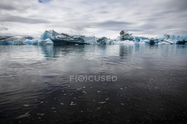 Icebergs en Laguna Glaciar Jokulsarlon en el sur de Islandia. - foto de stock