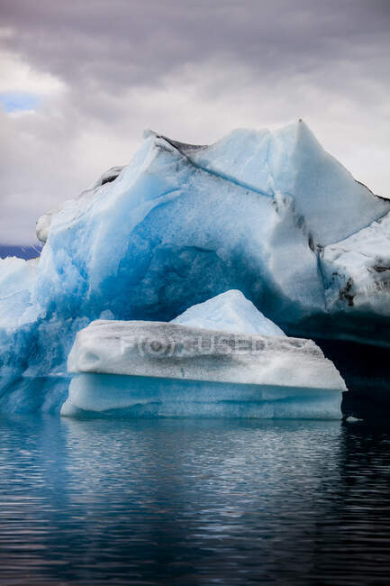 Icebergs na Lagoa do Glaciar Jokulsarlon, no sul da Islândia. — Fotografia de Stock