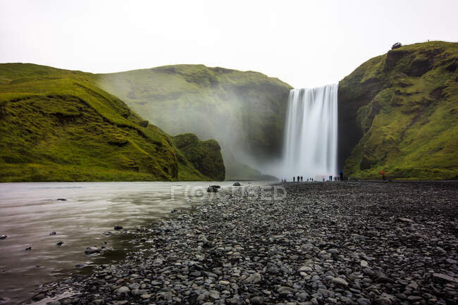Traumhafte Aussicht mit Wasserfall im Sommer, Island — Stockfoto