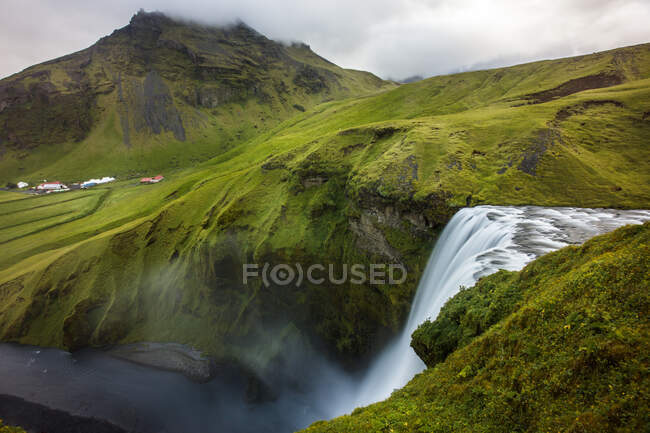 Beautiful landsape with waterfall, skogafoss, iceland — Stock Photo