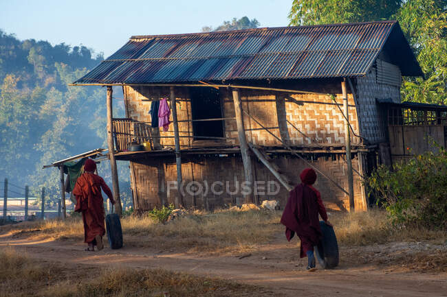 Pequenos monges locais andando ao redor da aldeia — Fotografia de Stock