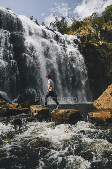 Mujer joven camina en las cascadas de MacKenzie en el Parque Nacional Grampians, Victoria, Australia - foto de stock